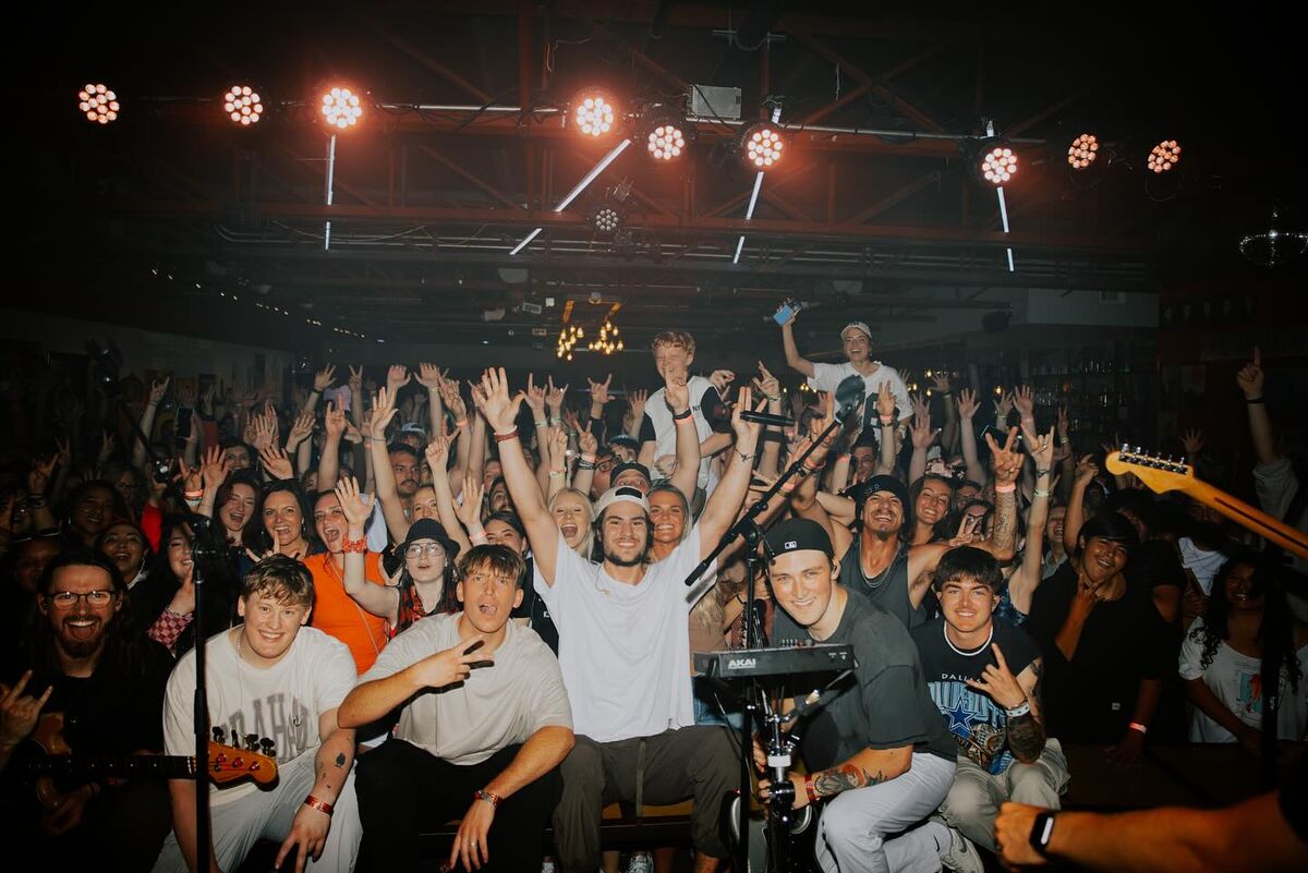 The whole crowd at the John Michael Howell show