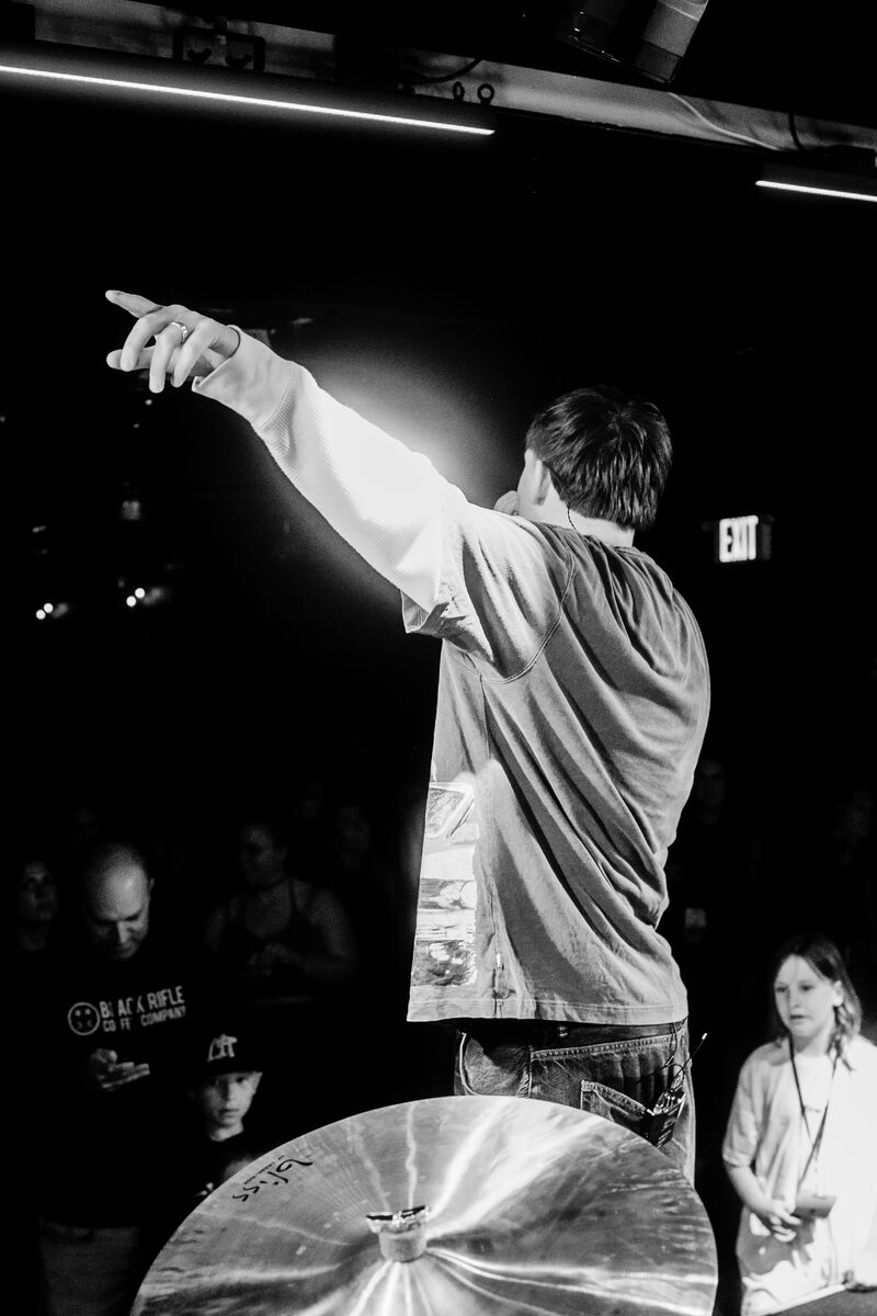 Jude pointing to the crowd in San Francisco
